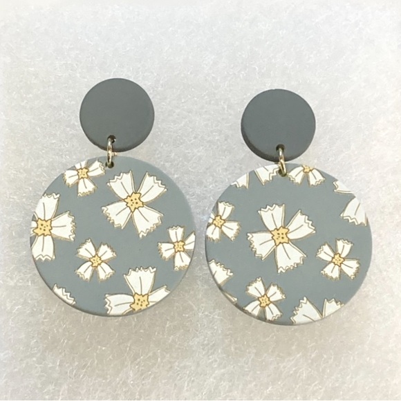 Jewelry - White Flower Circular Gray Stud Earrings